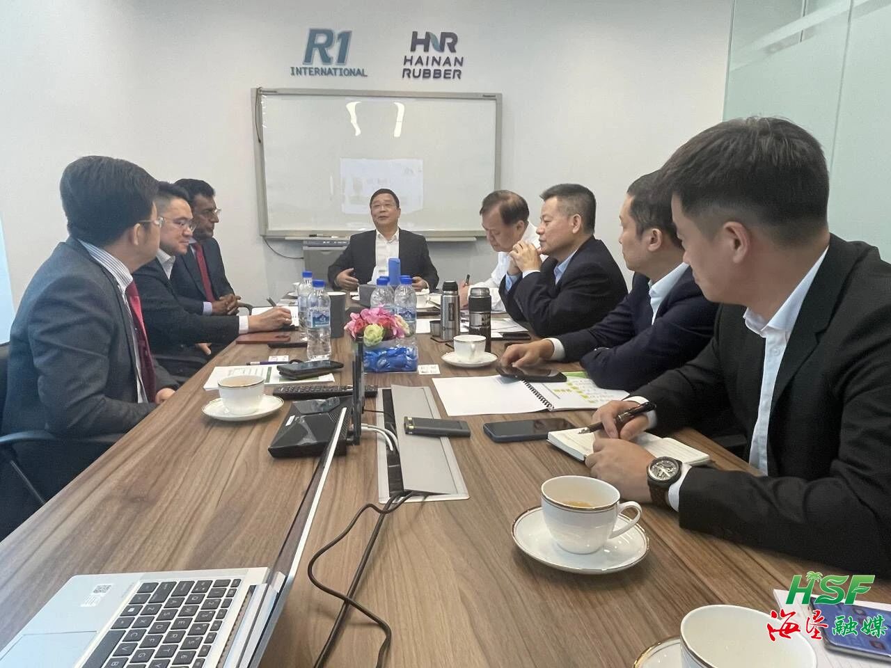 包洪文一行与R1公司座谈互换。